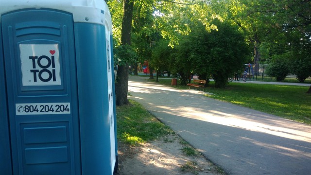 Toaleta w parku na radomskich Plantach powinna być dostępna dla gości pobliskiego placu zabaw, ale nie można do niej wejść.