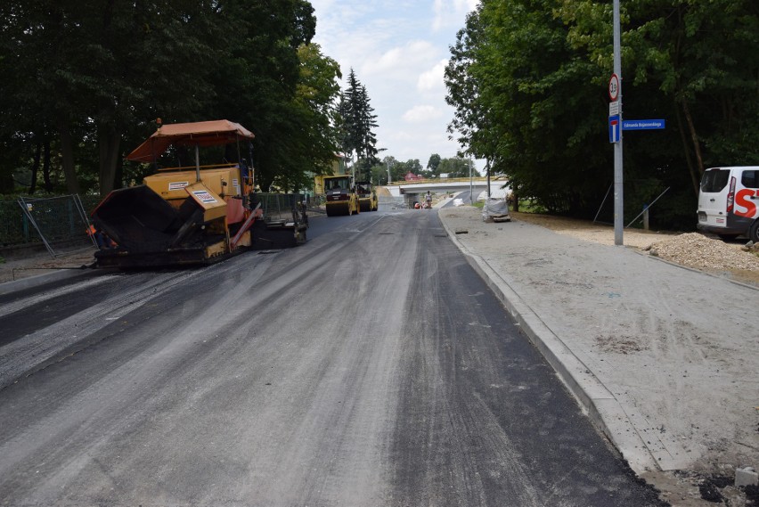 Tarnów. Na Gumniskiej wreszcie wylali asfalt. Kiedy koniec utrudnień?