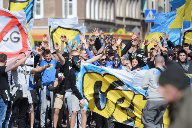 Kibice MrGarden GKM spotkali się w niedzielę na Rynku Głównym w Grudziądzu. Stamtąd ruszyli na stadion żużlowy przy ul. Hallera 4, na pierwszy mecz sezonu PGE Ekstraligi, którym GKM podejmował Włókniarza Częstochowa. Chcieli również wziąć udział w uroczystości otwarcia ulicy Roberta Dadosa przed stadionem żużlowym. Jak było? Głośno i efektownie! Zobaczcie zdjęcia z marszu kibiców >>>>>