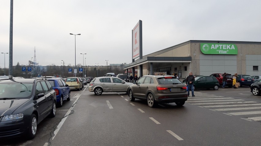 W czwartek, 31 grudnia, na parkingach pod sklepami w Słupsku...