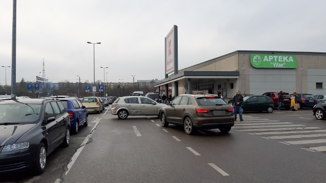 W czwartek, 31 grudnia, na parkingach pod sklepami w Słupsku ciężko było znaleźć wolne miejsce.