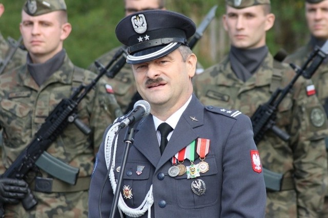Ppłk. rez. Krzysztof F. Nawrocki, inspektor ds. obronności i bezpieczeństwa w wielu podmiotach leczniczych w Warszawie, oficer wojsk lotniczych z zakresu łączności.