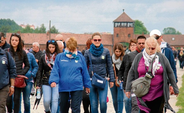 Większość osób zwiedzających były niemiecki obóz Auschwitz-Birkenau zachowuje należną temu miejscu powagę.