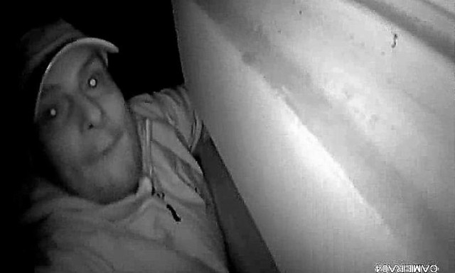 Policja poszukuje złodzieja, który z budynku USC przy ul. Pabianickiej w Łodzi  skradł pięć  kamer!  Jedna z nich sfilmowała twarz złodzieja.