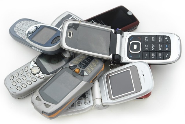 Pierwszy prototyp telefonu komórkowego wykonała w 1956 szwedzka firma Ericsson. Telefon ważył 40 kilogramów, a kształtem przypominał walizkę i kosztował tyle co samochód! W 1973 roku w Nowym Jorku firma Motorola wprowadziła do obrotu pierwszy telefon komórkowy. Dopiero 10 lat później na amerykański rynek trafił pierwszy dostępny komercjalnie model komórkowy. W Polsce telefony komórkowe wprowadzono w 1992 roku.Dziś trudno sobie wyobrazić życie bez telefonu komórkowego. Modele są coraz nowocześniejsze, mają coraz więcej możliwości i dawno przestały służyć jedynie do wykonywania rozmów. Zobaczcie, czy pamiętacie te telefony!