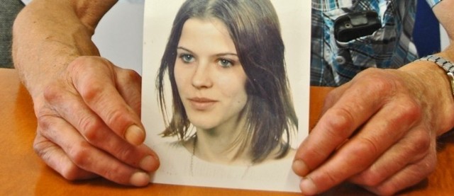 17-letnia Joanna Wesołek z Jarocina zaginęła ponad 20 lat temu. Dziewczyna zniknęła, gdy szła na spotkanie z miejscowym policjantem, któremu miała dostarczyć listy z groźbami, jakie otrzymywała.Zobacz więcej jej zdjęć --->