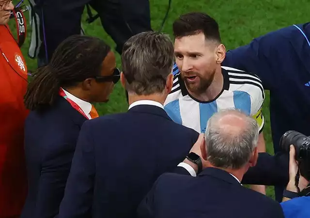 Kapitan drużyny Argentyny Lionel Messi żarliwie dyskutuje z sztabem trenerskim reprezentacji Holandii