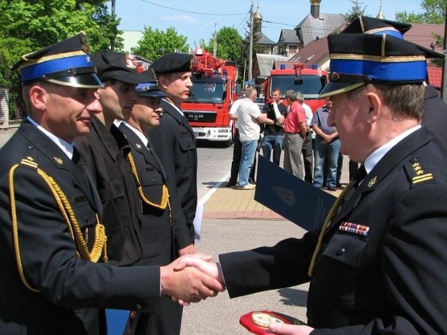 Czterej uczestnicy (na zdjęciu z lewej) zeszłotygodniowej akcji ratowania topiącej się w stawie dwudziestolatki otrzymali gratulacje od komendantów: wojewódzkiego st. bryg. Antoniego Ostrowskiego i powiatowego st. bryg. Jana Bartoszuka (z prawej)