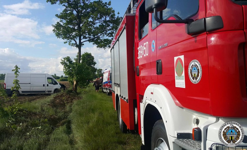 Wypadek na drodze Nowogród - Chojny. Zderzenie dwóch samochodów osobowych i busa [ZDJĘCIA]