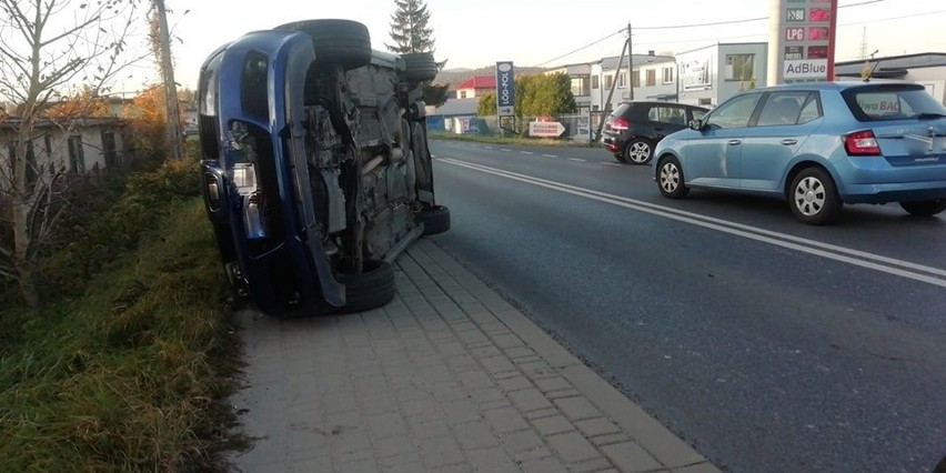 Auto po zderzeniu zjechało na chodnik i przewróciło się