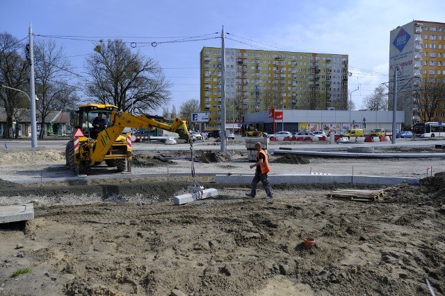 Gotowy jest już fragment przebudowywanego na Mokrem torowiska tramwajowego. Kończy się budowa ronda turbinowego na skrzyżowaniu ulic Grudziądzkiej, Warneńczyka i Bażyńskich