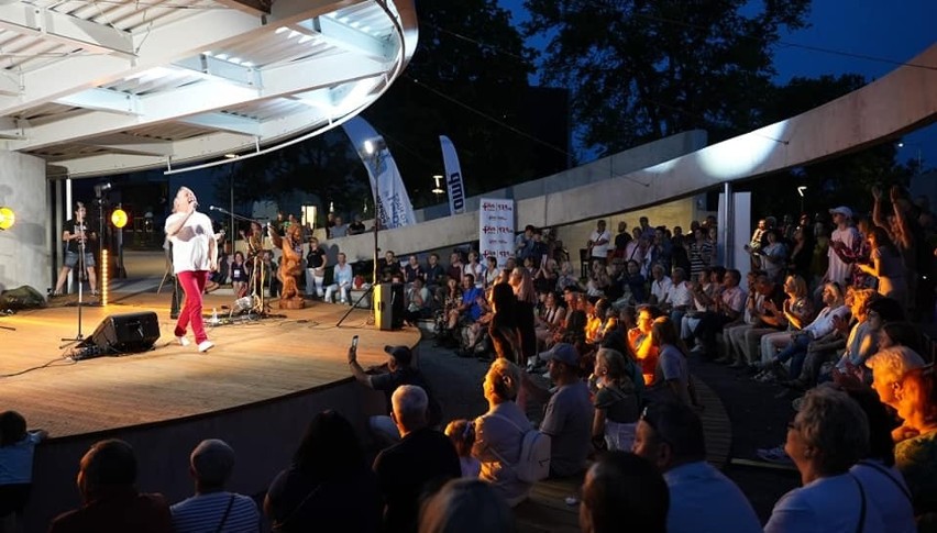 Świetny koncert na Letniej Scenie Popkultury w Kozienicach. Wystąpiły zespoły: Stare Konie, xThe i Silk Queen. Zobacz zdjęcia