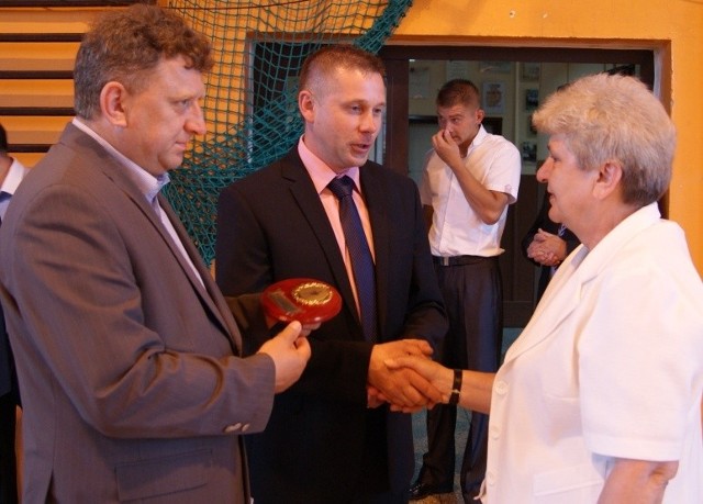Pośmiertnie za zasługi dla klubu nagrodzono czterech jego założycieli. Za Adama Kraskę medal z rąk burmistrza Wojciecha Furmanka i prezesa Pawła Toboły odebrała żona działacza, Anna.