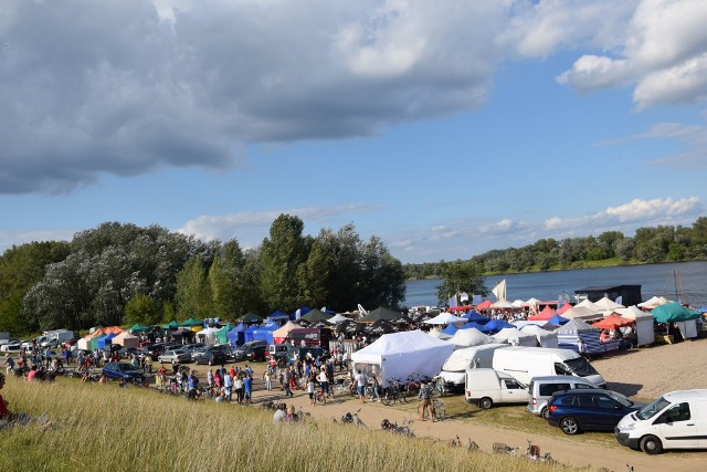 W przyjemnej piknikowej atmosferze, przy pięknej pogodzie wypatrywano łodzi i statków, które dzięki sprzyjającemu wiatrowi przybyły wcześniej niż się ich spodziewano.