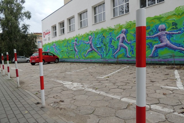 Mieszkańcy domów przy ulicy Chrobrego skarżyli się, że kierowcy skracali sobie drogę na parking jadą po chodniku