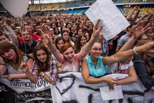 Koncert TVP2 na stadionie Motoarena Toruń. Dodatkowe kursy tramwajów MZKPrzed koncertem od godz. 17:00 tramwaje linii numer 5 będą kursować ze zwiększoną częstotliwością co 15 minut, podobnie jak autobus zastępczej linii nr 52, który kursuje w zamian za niekursujące obecnie tramwaje nr 2,3 i 4. Dalej na Motoarenę będzie można dojechać tramwajami nr 8 i 9.Zobacz także: Brak ciepłej wody w Toruniu. Zobacz kiedy i gdzie!Polecamy: Toruńska cheerleaderka w wyborach Miss Łeby 2081 [ZDJĘCIA]Po koncercie dodatkowe składy tramwajów nr 5 i 9 będą kursować do godziny 23, w szczytowym momencie co 2-3 minuty. Dodatkowe odjazdy zaplanowano również dla linii autobusowych 10, 11 i 30.