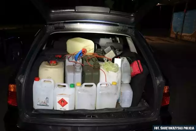 W BMW skontrolowanym w gminie Wodzisław policjanci znaleźli pojemniki na paliwo