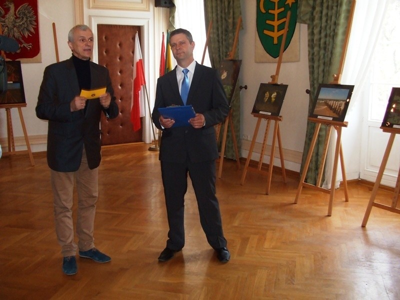 Dyrektor MDK zapowiada autora wystawy, Mariusza Kuleszę...