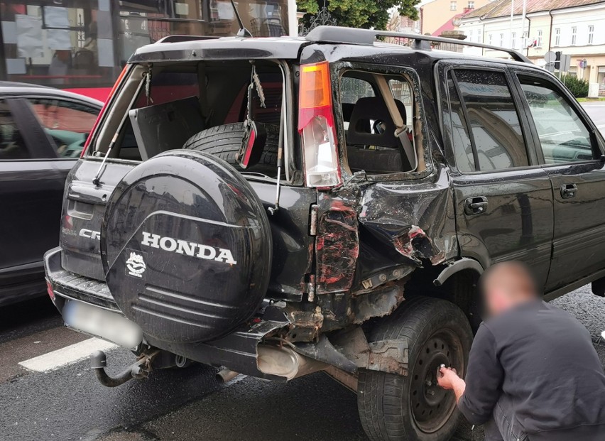 Kierujący autobusem MZK poruszając się prawy pasem do jazdy...