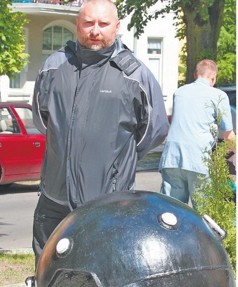 - To jest też nasza historia - mówi proboszcz Adam Bazylewicz. - Nie zamierzam usuwać tych min. Będą stały nadal.