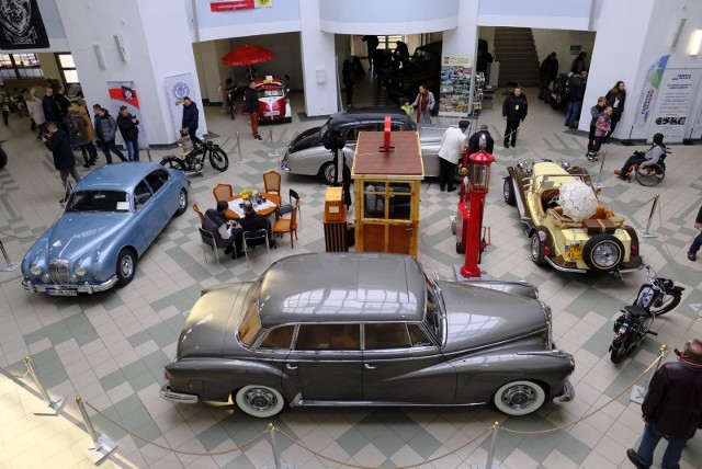 Najstarszym samochodem zarejestrowanym w Urzędzie Miasta w Bydgoszczy jest Citroen AC4 z 1928 roku.Auto z 1928 roku zarejestrowane jest także w Chojnicach jest to Durant M2. Nawet gdy policja sfilmuje, ostatnie słowo należy do sądu [wideo]Na naszych drogach jest coraz więcej samochodów. Sprawdziliśmy jakie są najstarsze pojazdy zarejestrowane w urzędach w naszym regionie. Będziecie zaskoczeni.  Szczyt motoryzacyjnej oszczędności? Koszt przejechania stu kilometrów tym autem to zaledwie... 8 złotych/TVN TURBO