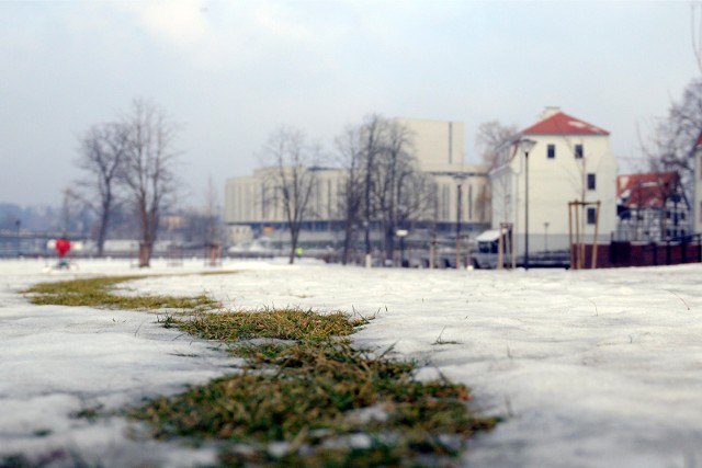 W piątek i sobotę w regionie będzie pochmurno. Nie ma raczej co liczyć na przejaśnienia. Termometry wskażą jednak wartości dodatnie.>> Najświeższe informacje z regionu, zdjęcia, wideo tylko na www.pomorska.pl 