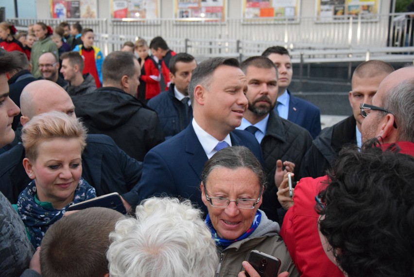 Andrzej Duda – skandowali sympatycy prezydenta RP w Oświęcimiu. Konstytucja – grzmiał KOD  