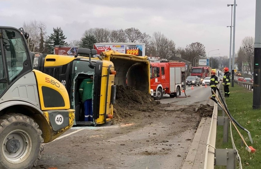 Wypadek na Teofilowie. Na wiadukcie leży TIR. Utrudnienia w ruchu! [ZDJĘCIA]