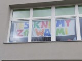 "Tęsknimy za Wami" - przedszkole z Rybnika wywiesiło wielki napis na oknie zamknietej placówki przez koronawirusa