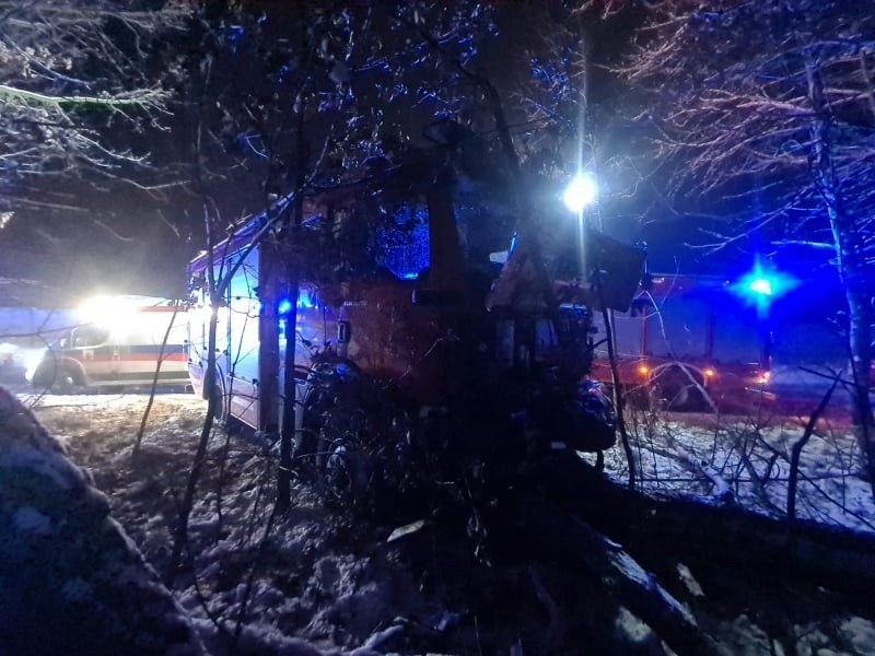 Wypadek strażaków ze Zgierza. Wóz gaśniczy uderzył w drzewo ZDJĘCIA