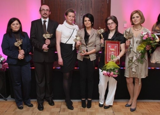 Laureaci plebiscytu w klasyfikacji wojewódzkiej na najlepsze lokale w regionie świętokrzyskim. Od lewej: Izabela Kapciak z kawiarni Bankowej w Kielcach, Piotr Tabor, dyrektor zarządzający Dworu Dwikozy, Małgorzata Kozubek i Aleksandra Ziółkowska, pracowniczki kieleckiego klubu Sekwana, Agnieszka Czerwiec, manager pizzerii Pizza na Maxa w Ostrowcu Świętokrzyskim i Agnieszka Sowińską-Mizan, dyrektor Hotelu Pod Złotą Różą w Kielcach.