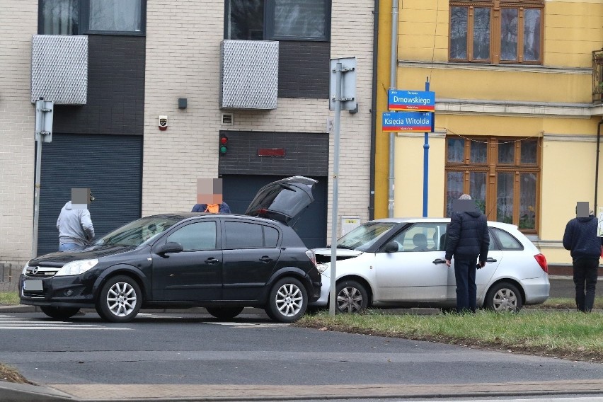Wypadek przy przejściu dla pieszych na Dmowskiego. Zderzyły się dwa samochody 