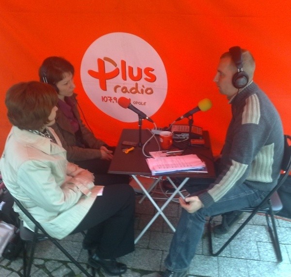 Sebastian Pec, dziennikarz Radia Plus z Opola (z prawej) poprowadził na żywo audycję z głubczyckiego rynku.