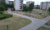 Trawniki na osiedlu Sandomierskim w Kielcach wyglądają jak ściernisko