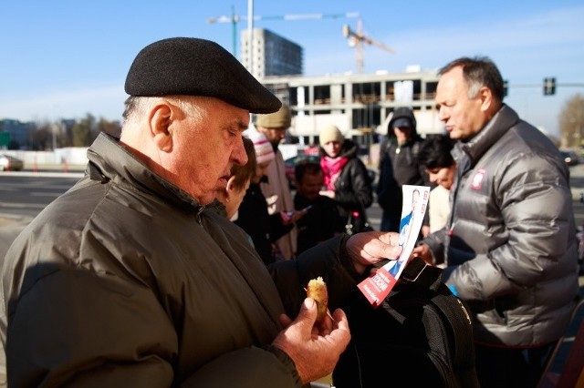 Ludzie jedli i czytali ulotki wyborcze. Kiszka była gorąca, więc niektórzy traktowali ulotki jak serwetki i owijali w nie jedzenie.