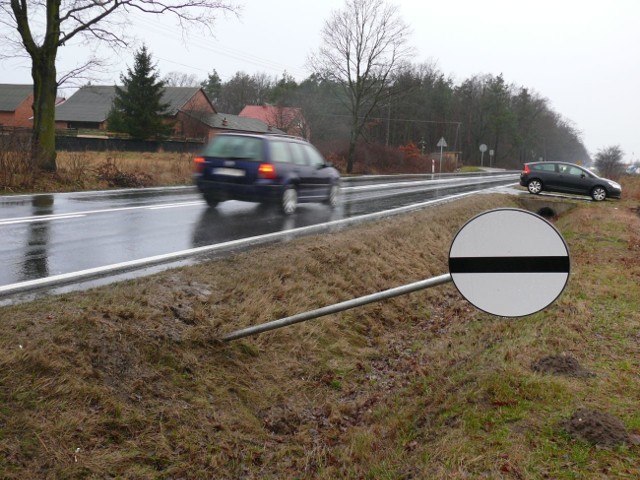 Przewrócony znak drogowy na drodze krajowej przy wjeździe do Zbydniowa.