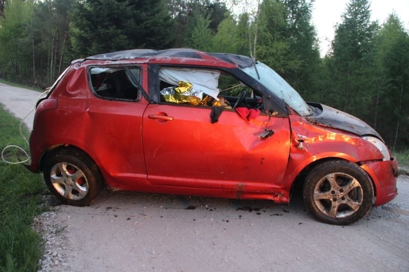 Suzuki w trakcie pościgu spadło z kilkumetrowej skarpy....