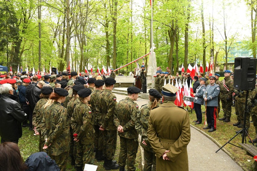 Uroczystości na 3-go maja w Kielcach. Tłumy przy pomniku Staszica, uroczyste wciągniecie Flagi Państwowej i hymn. Zobaczcie zdjęcia i film