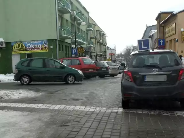 Gdyby linia ciągła powinna została przesunięta metr do przodu, kierowca samochodu szkoły nauki jazdy widziałby samochody nadjeżdżające z lewej strony.