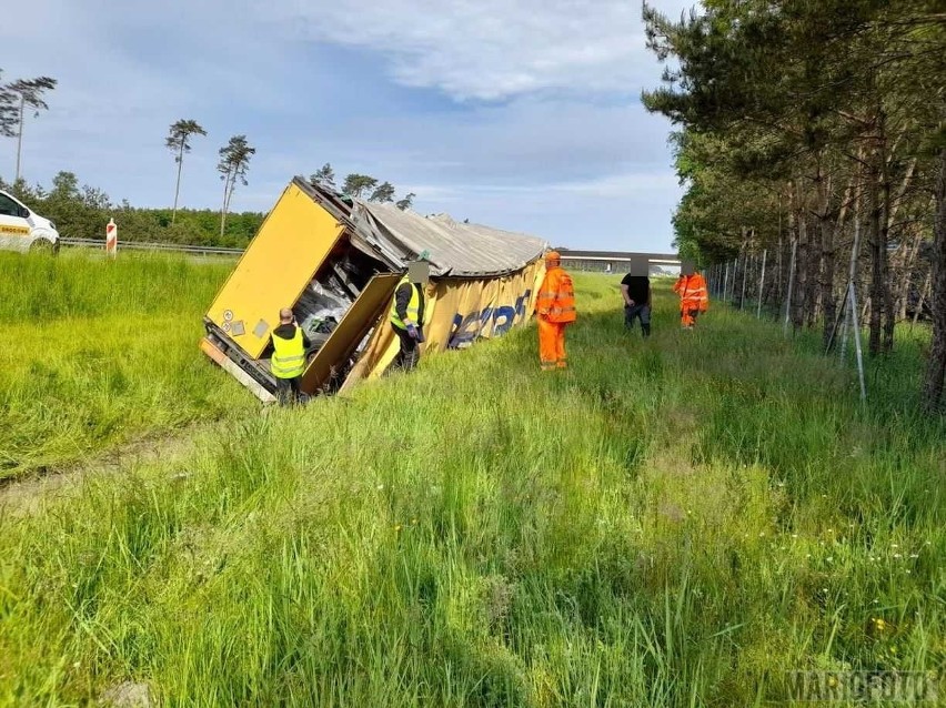 Ciężarówka wypadła z autostrady pod Opolem.