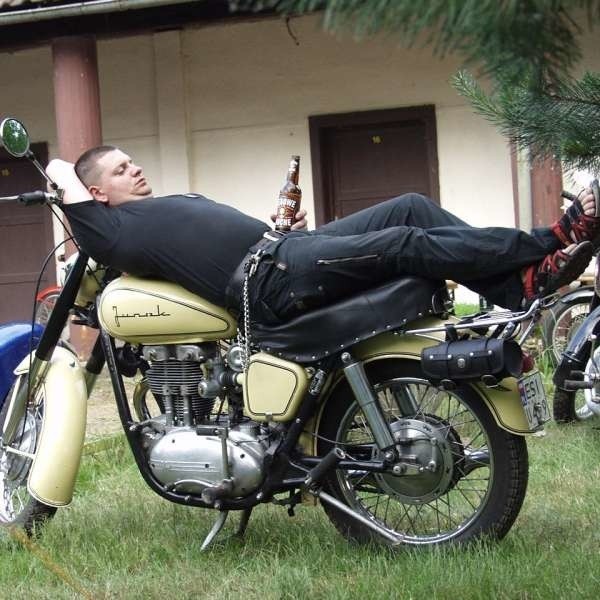 Entuzjaści motocykli potrafią z nimi nawet spać. Jednoślad na zdjęciu to legenda polskiej motoryzacji - Junak.