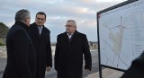 Premier Mateusz Morawiecki na placu budowy drogi ekspresowej S7 i strefy gospodarczej w Książu Wielkim