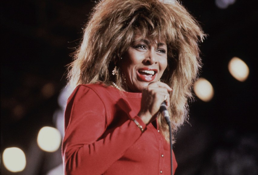 Tina Turner miała oryginalną barwę głosu i była najzgrabniejszą babcią na świecie. Jednak jej życie prywatne to piekło. Poznaj jej historię