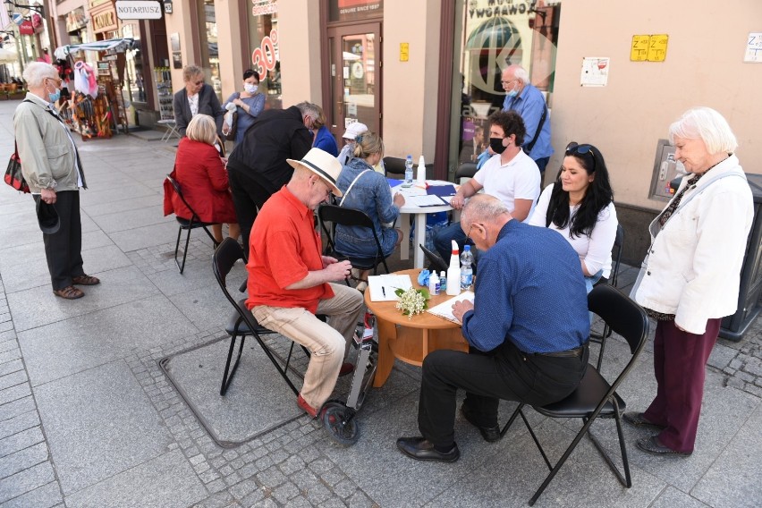 W Toruniu rozpoczęto dziś (04.06) zbieranie podpisów pod...