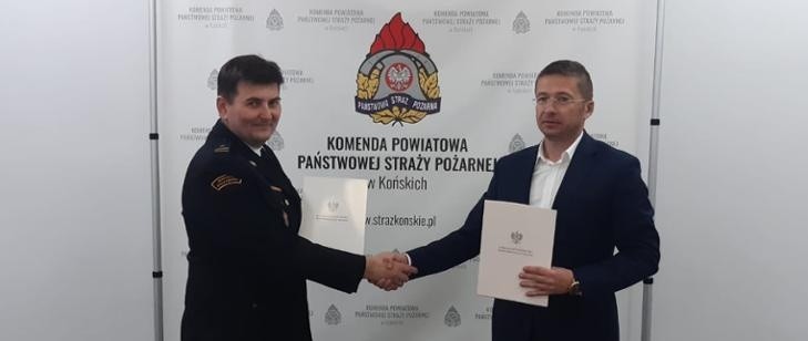 Umowę podpisali komendant powiatowy koneckiej straży...