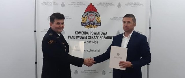 Umowę podpisali komendant powiatowy koneckiej straży pożarnej młodszy brygadier Ryszard Stańczak i przedstawiciel firmy MGBUILDING GROUP