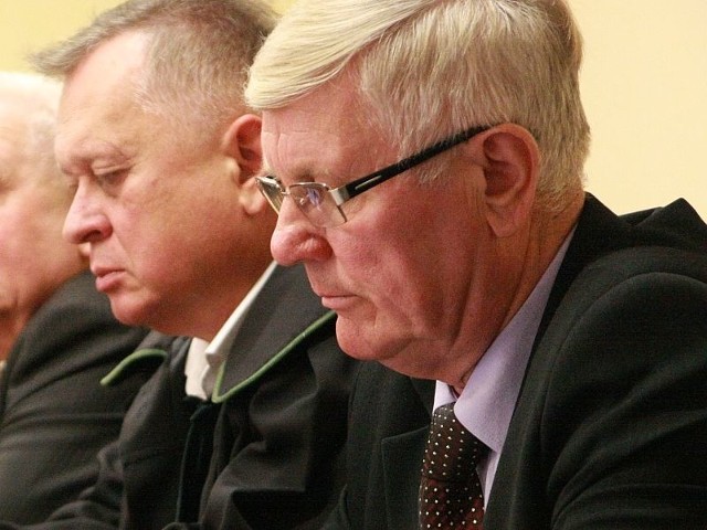 Burmistrz Tadeusz Dubicki (z prawej) ma 16 zarzutów. Nie przyznaje się do winy. 
