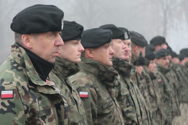 Nasi żołnierze wrócili z Afganistanu. Witały ich rodziny i minister