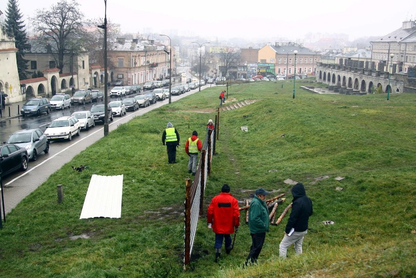 Grodzenie działki przy ul. Świętoduskiej zaczęło się w...