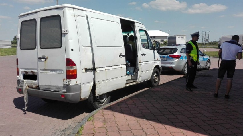 Policja z Białobrzegów zatrzymała Bułgara. Niesprawnym busem i bez uprawnień wiózł pasażerów na podłodze skrzyni ładunkowej